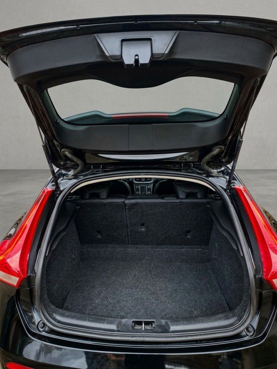 Volvo Automobili: Volvo V40 T4 R-Design – Usato da Stein AR venduto da CHZE 9