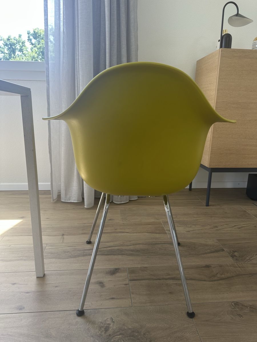 Vitra Poltrone: Vitra Eames Plastic Armchair DAX Gelb mit Filzsitzfläche – Usato da Hünenberg See venduto da misterblee 1