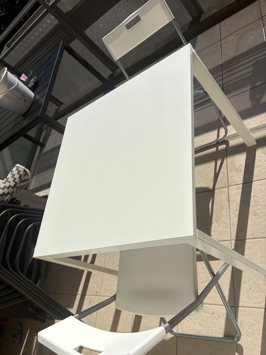 Ikea Set di tavolo e panche: Balkontisch mit zwei Klappstühlen weiss – Usato da Horgen venduto da EgiM_90 1