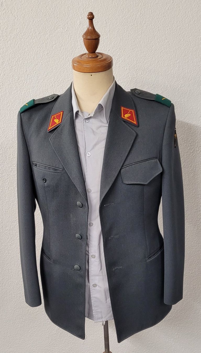 Armée suisse Uniformes: Original Schweizer Panzertruppen-Uniformjacke – D'occasion à Neuhausen am Rheinfall par Restwertvoll