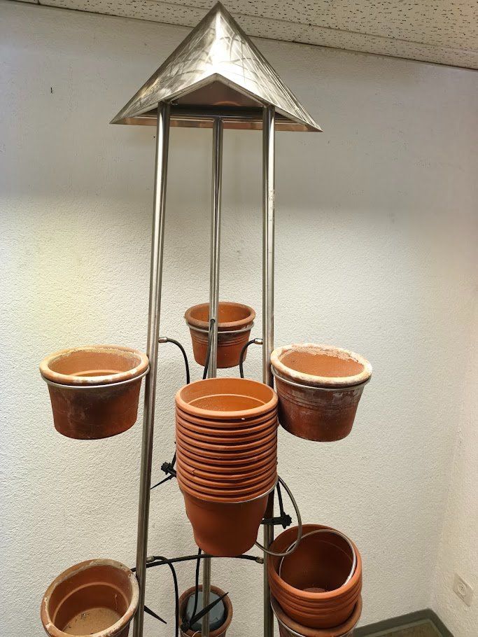 Altro per la casa: Tri pots Eigenständige Pflanzenständer mit Bewässerung – Usato da Toffen venduto da Immo-Erben 2