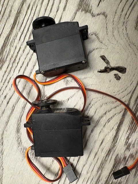 RC Modellbau: 2x Servos DS 570GB MG – Gebraucht aus Würenlingen von Delfinli1 1