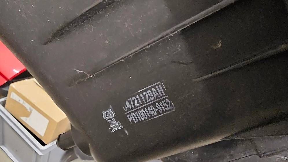 Jeep Alle Autoersatzteile: Luftfilter-Kasten Jeep Wrangler 3.8L V6 – Gebraucht aus Bergdietikon von Calonder_Parts_GmbH 2