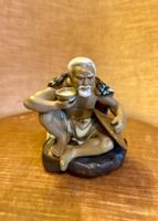 Statuette de vieux paysan chinois assis avec son bol