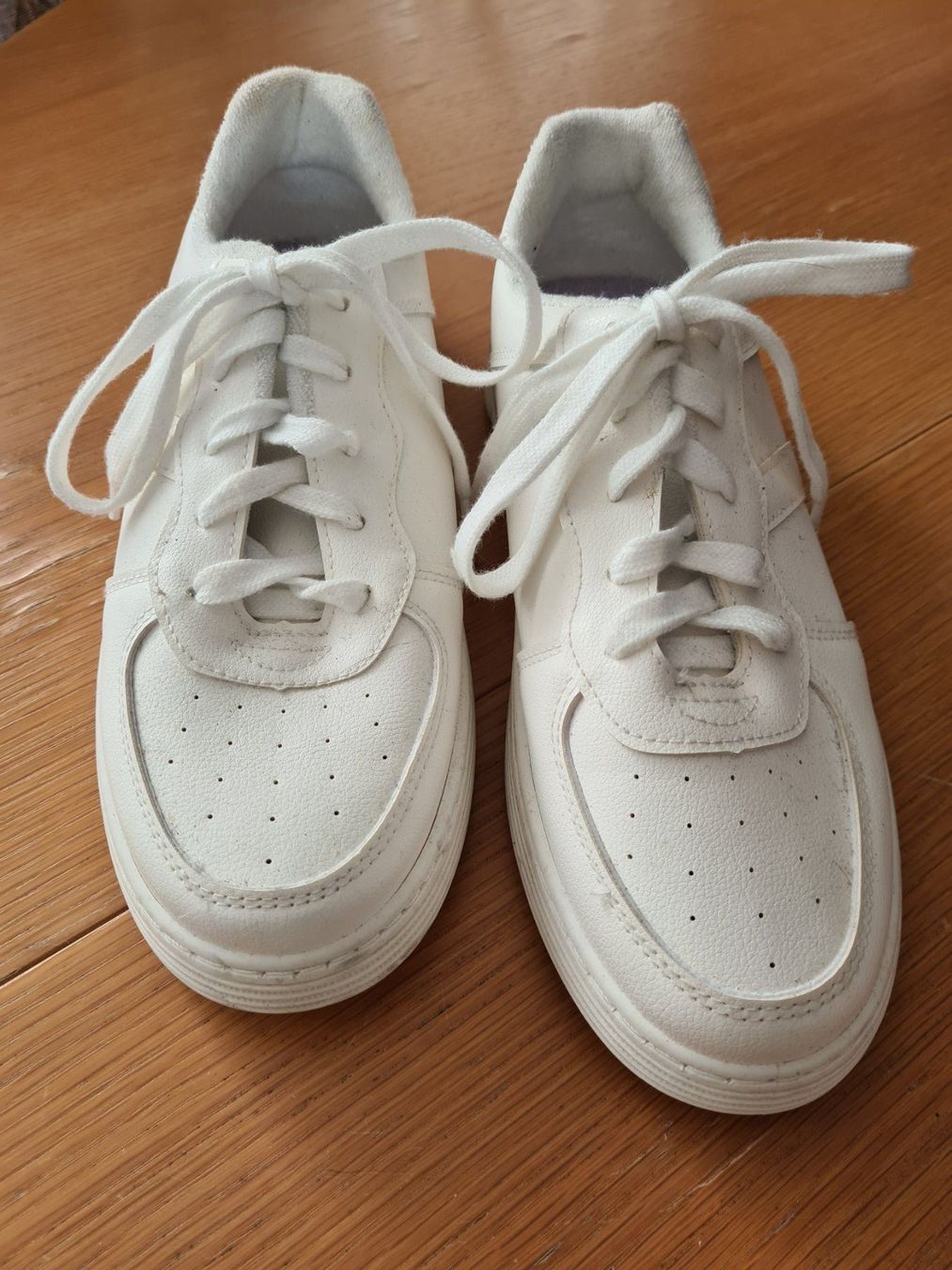 Scarpe da donna: weisse Freizeitschuhe aus Leder Grösse 39 – Usato da Olten venduto da chaas21