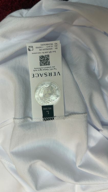 Versace T-shirt: Versace White Medusa Print T-Shirt – Zeitloser Luxus in L un – Usato da Lachen SZ venduto da HelvetiaLuxury 4