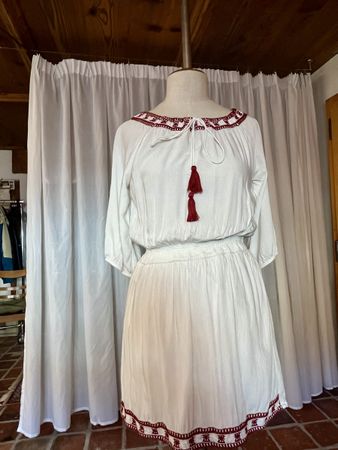 Jolie robe d'été blanche brodée - Taille S/M