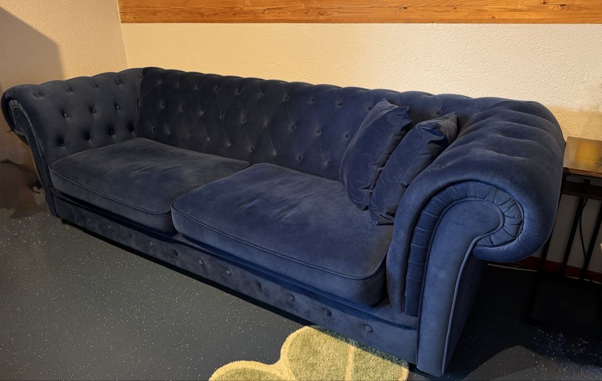 Sofas: Dunkelblaues Sofa Chesterfield Samt – Gebraucht aus Bätterkinden von peacelover_fili 1