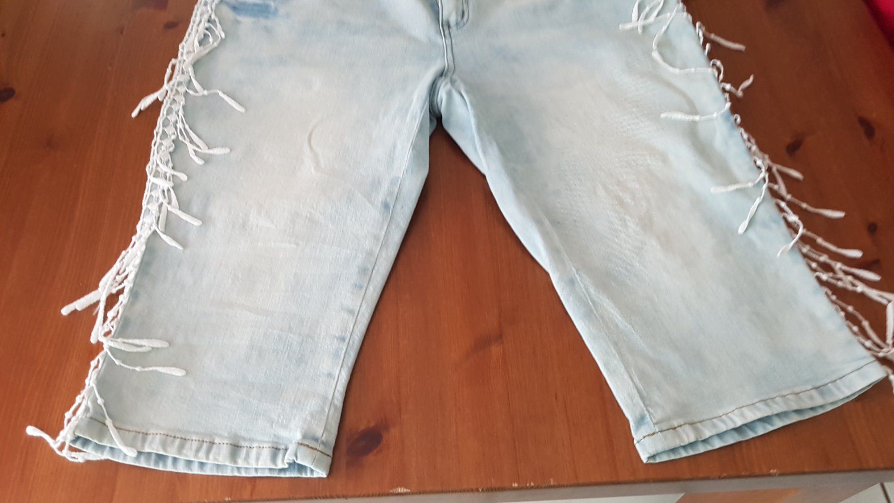Jeans: Capri Jeans mit Fransen, Gr. 46 – D'occasion à Samstagern par Bladetigi 3