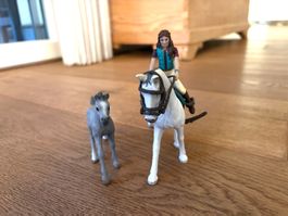 Schleich Pferd mit Reiterin und Fohlen (weiss/grau)