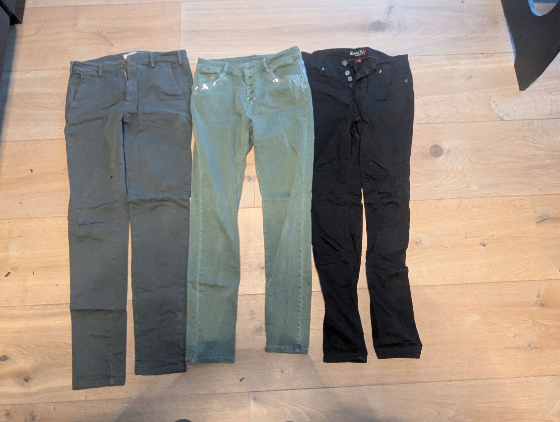 Pantaloni: 3 paar Damenhosen S/m – Usato da Root venduto da Pfroeschli