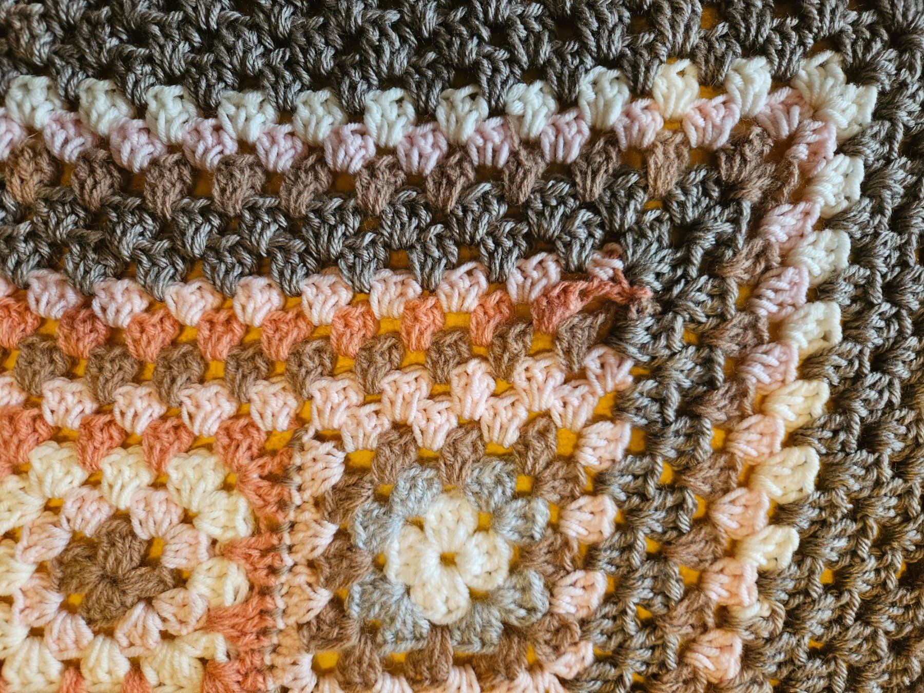 Coperte: Couverture naissance crochet fait main granny patch – Nuovo e nell'imballaggio originale da Thônex venduto da lacomtessedesfees 4