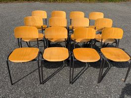 12 Schul- Atelierstühle, Stapelbar