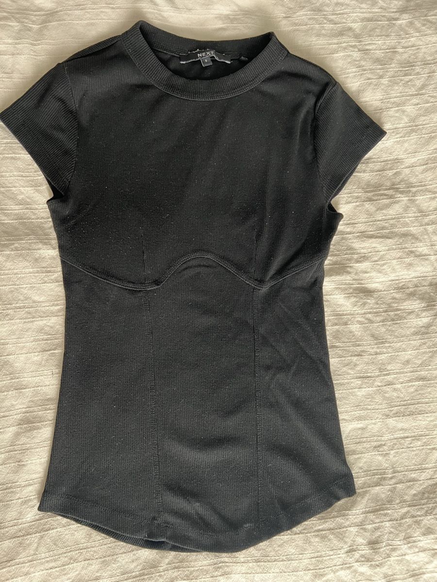 Next T-shirt: T-SHIRT MIT DETAILS – Usato da Luzern venduto da sr.luzern