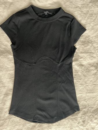 T-SHIRT MIT DETAILS