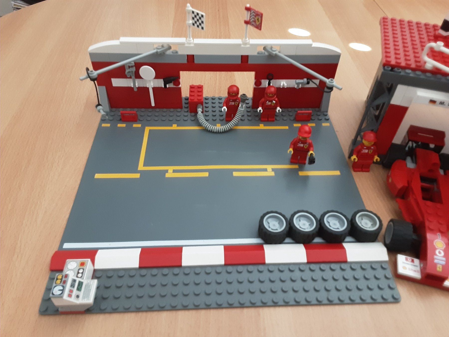 Lego Giocattoli: Lego Ferrari Sets mit vielen Figuren – Usato da Bülach venduto da Blind-Onyx 1