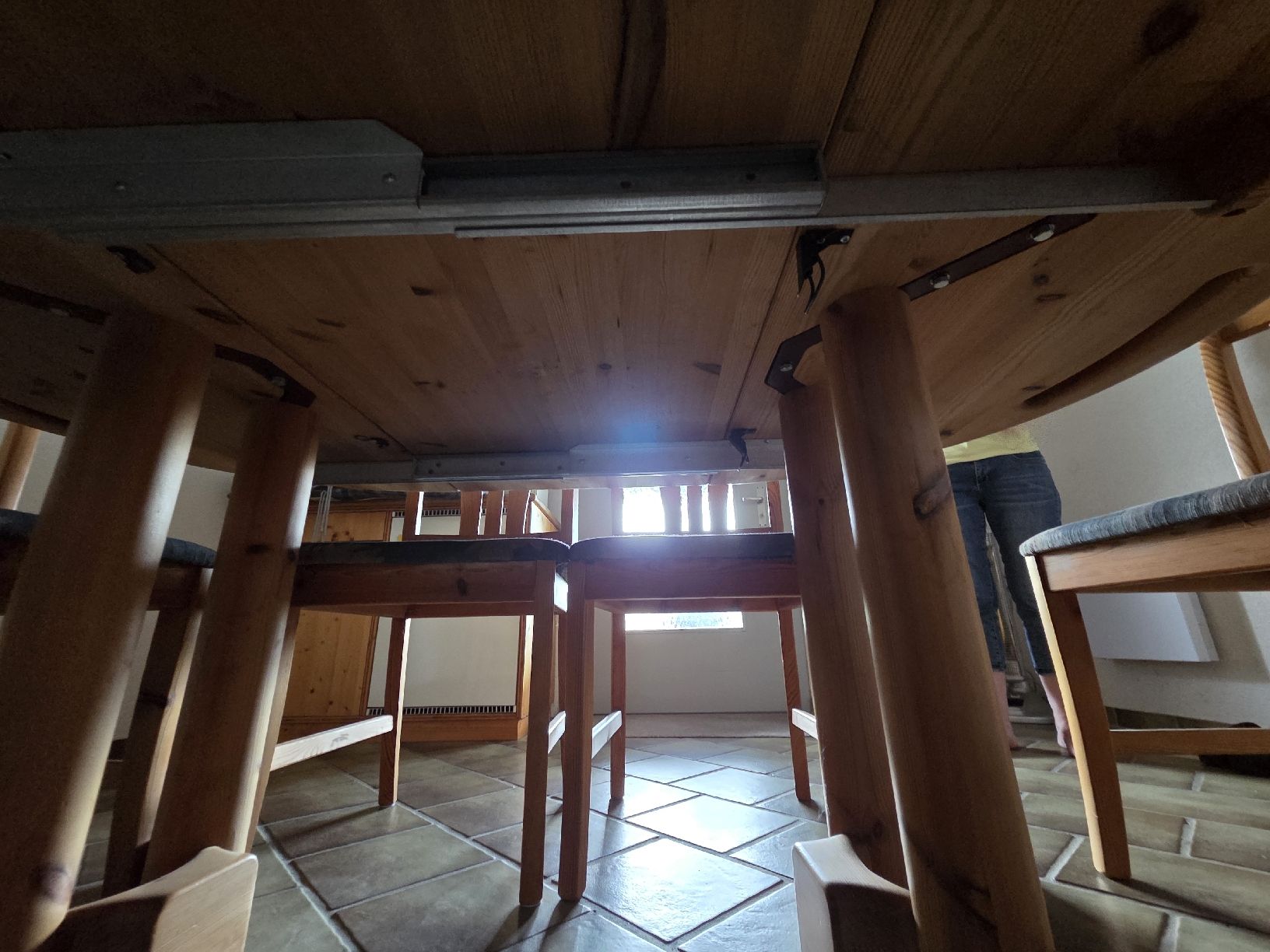 Tables: Holz-Esstisch mit 6 Stühlen – D'occasion à Klingnau par Groofty69 2