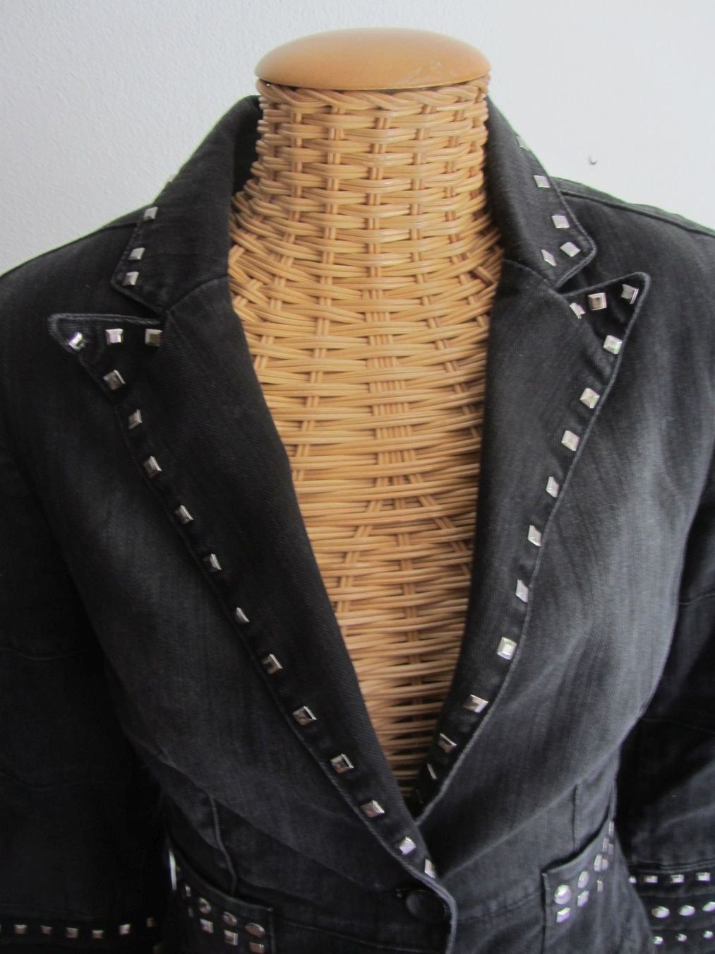 Mango Vestes: MANGO - Jeansjacke schwarz m. Nieten – D'occasion à Zürich par Diazaio 1