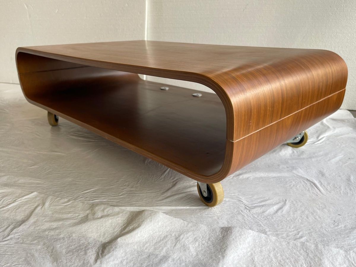 Tische: Vintage Couchtisch in Nussbaum – Gebraucht aus Luzern von Fabian_Ni