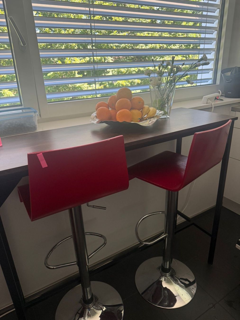Tables: Table de bar + 2 tabourets de bar – Neuf (Voir description) à Chêne-Bougeries par nee_f2v7