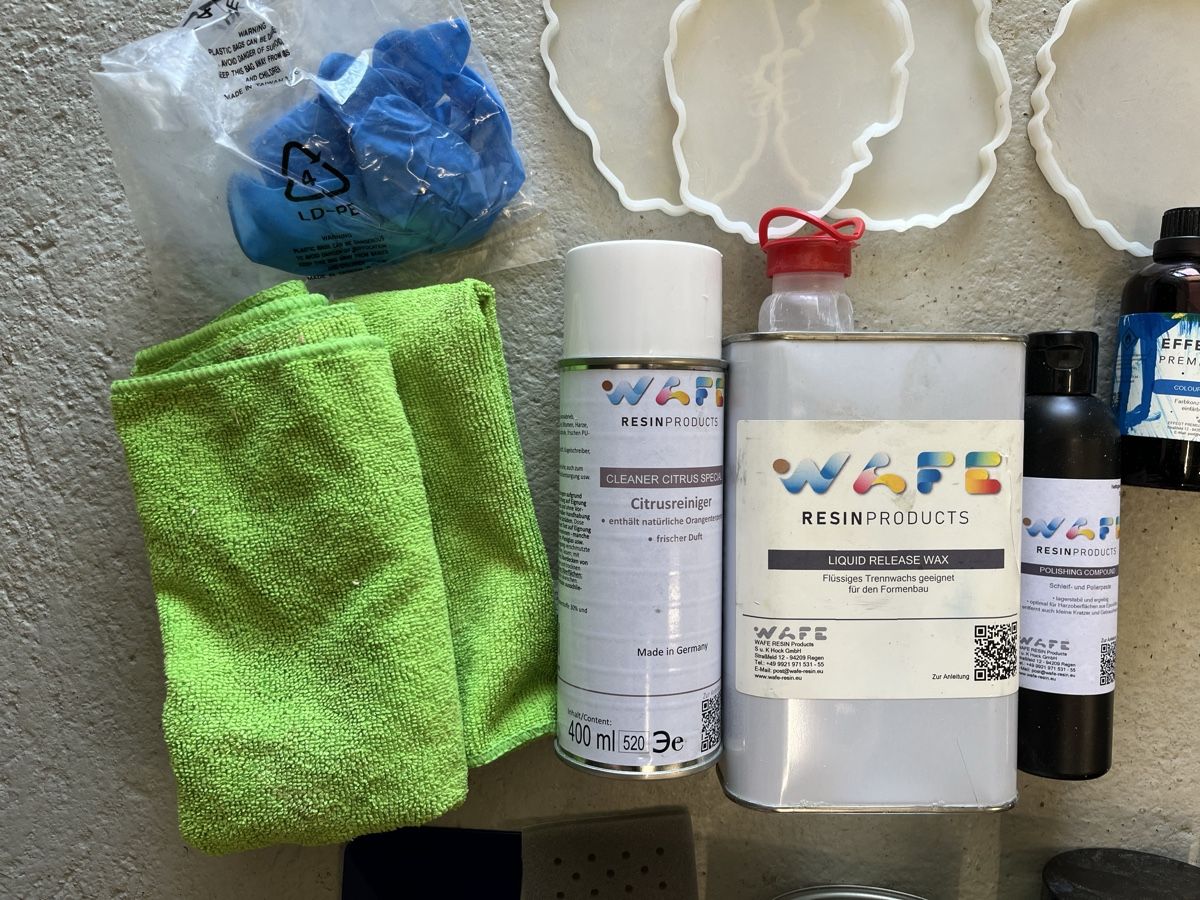 Bastelsets: Epoxidharz mit Zubehör und Formen – Gebraucht aus Affoltern im Emmental von Zougg 3