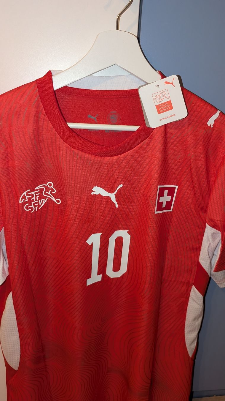 Canottiere & Pantaloni: Schweiz Xhaka Trikot  #10 – Nuovo e nell'imballaggio originale da Untersiggenthal venduto da fab_bq61 2