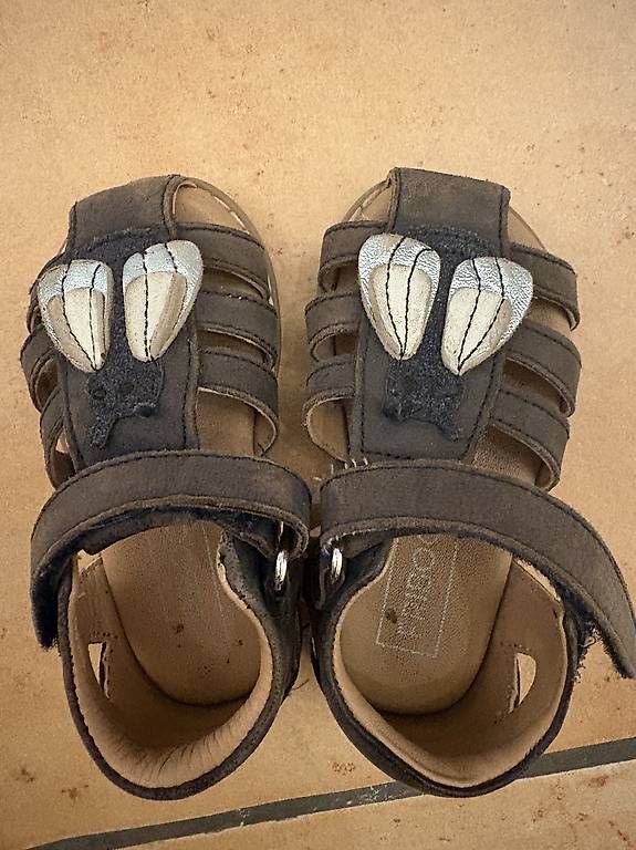 Scarpe per ragazze: Mädchensandalen Grösse 21 – Usato da Büttikon AG venduto da hud_ppw9