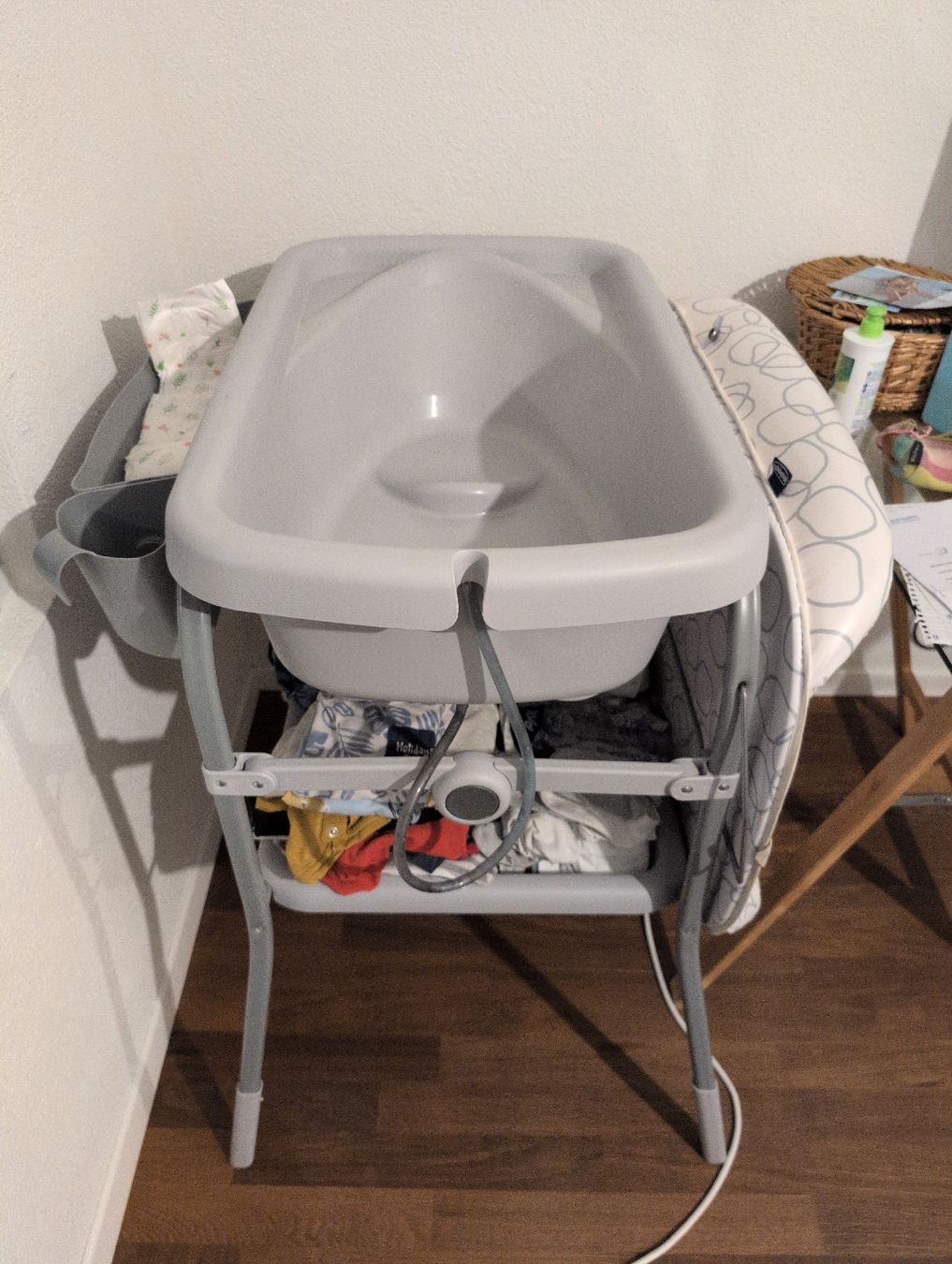 Chicco Tables à langer & accessoires: Table à langer avec baignoire chicco pliante bon état – D'occasion à Wallisellen par GuillaumeSzurich 1