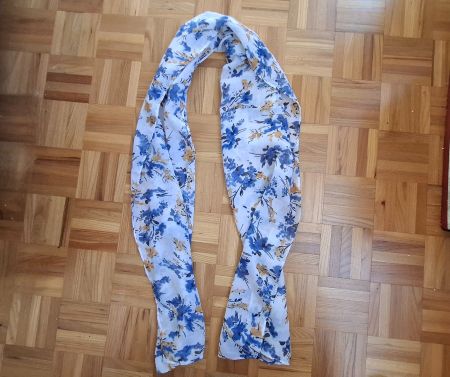 Foulard à fleurs bleues/Schal blau mit Blumenmuster