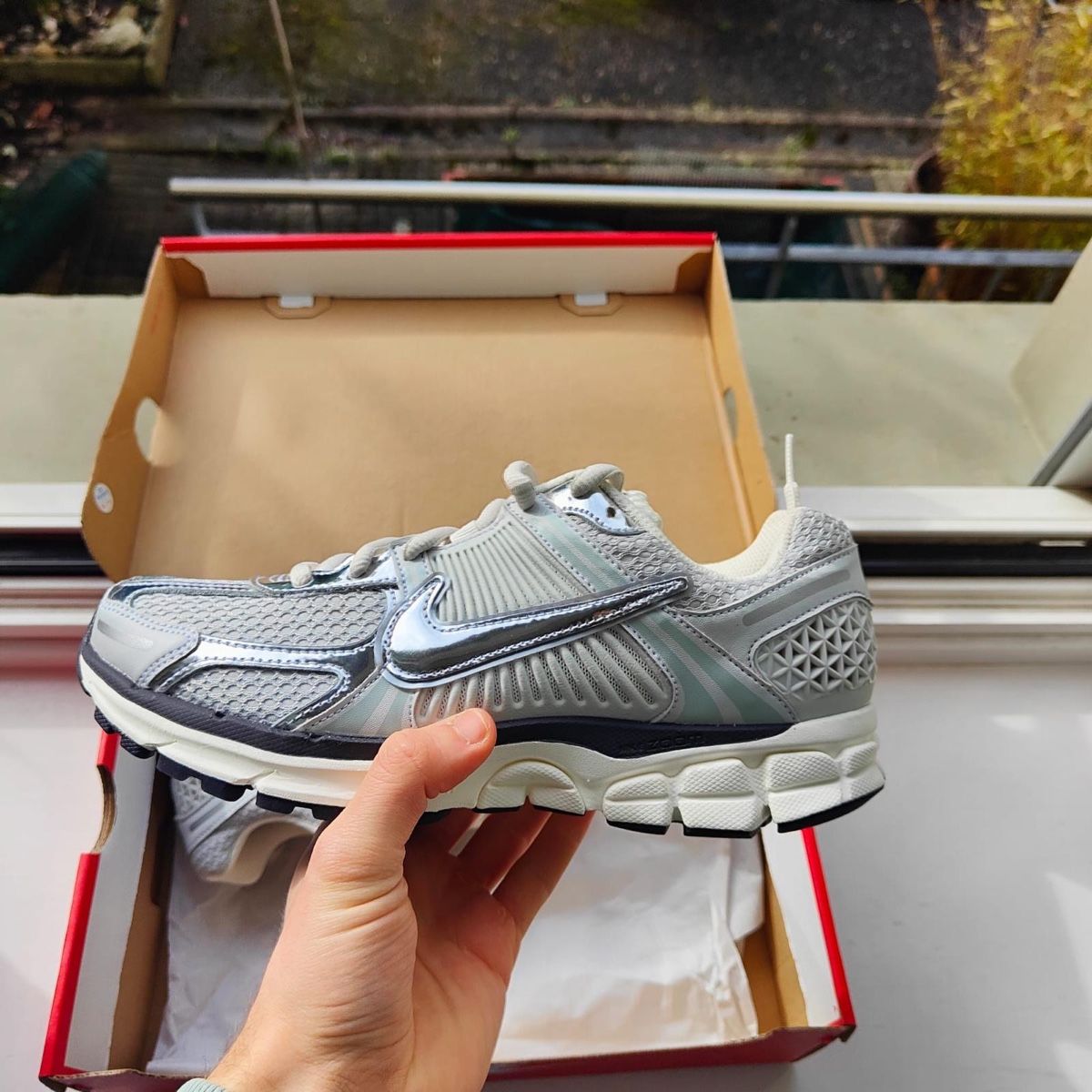 Nike Scarpe da donna: Nike Zoom Vomero Metallic Silver EU 41 – Nuovo e nell'imballaggio originale da Dübendorf venduto da Sneaker_Seller 1