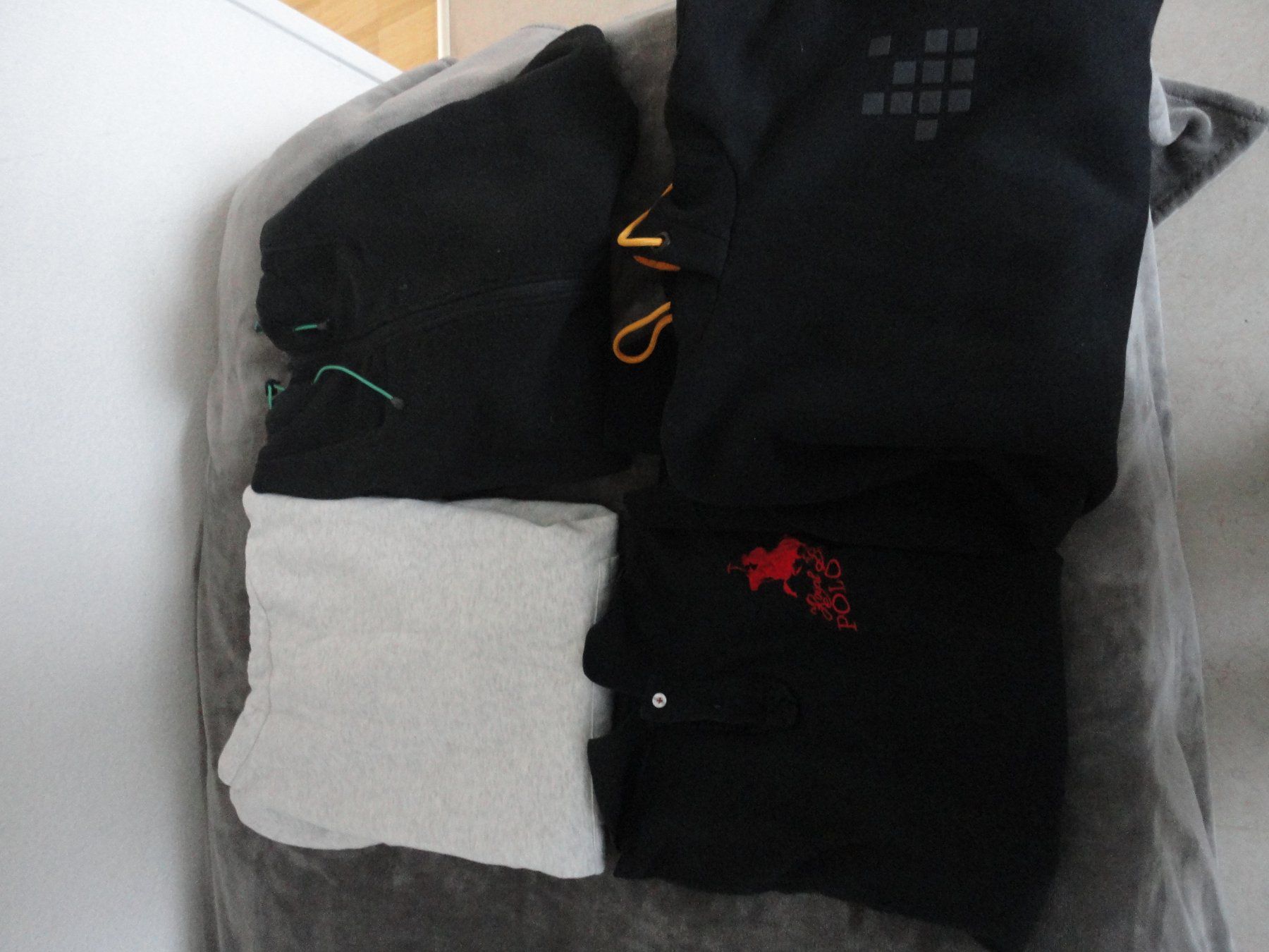 Lotti di vestiti: Kleiderpaket Herren, 3 Pullis und 1 Poloshirt – Usato da Stein AG venduto da blueandwhite