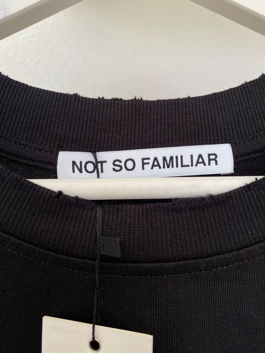 T-shirt: NOT SO FAMILIAR T-shirt – Nuovo e nell'imballaggio originale da Biel/Bienne venduto da Sommer_17 4