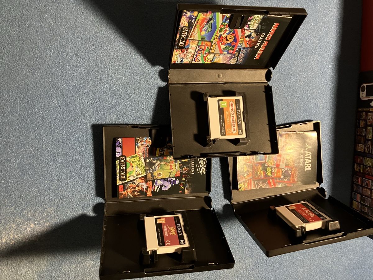 Evercade Console: Evercade Premium Pack Retro Console – Nuovo (secondo la descrizione) da Chur venduto da GC190 3