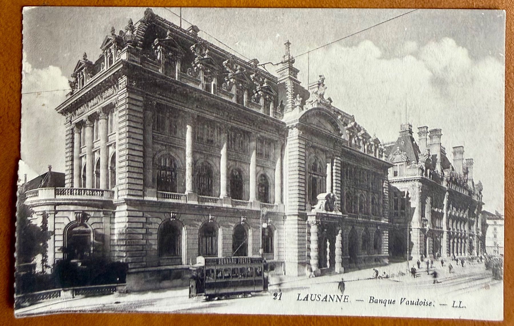 Cartoline postali: Lausanne - St. François - Tram devant la Banque Vaudoise – Usato da Lutry venduto da Ediego