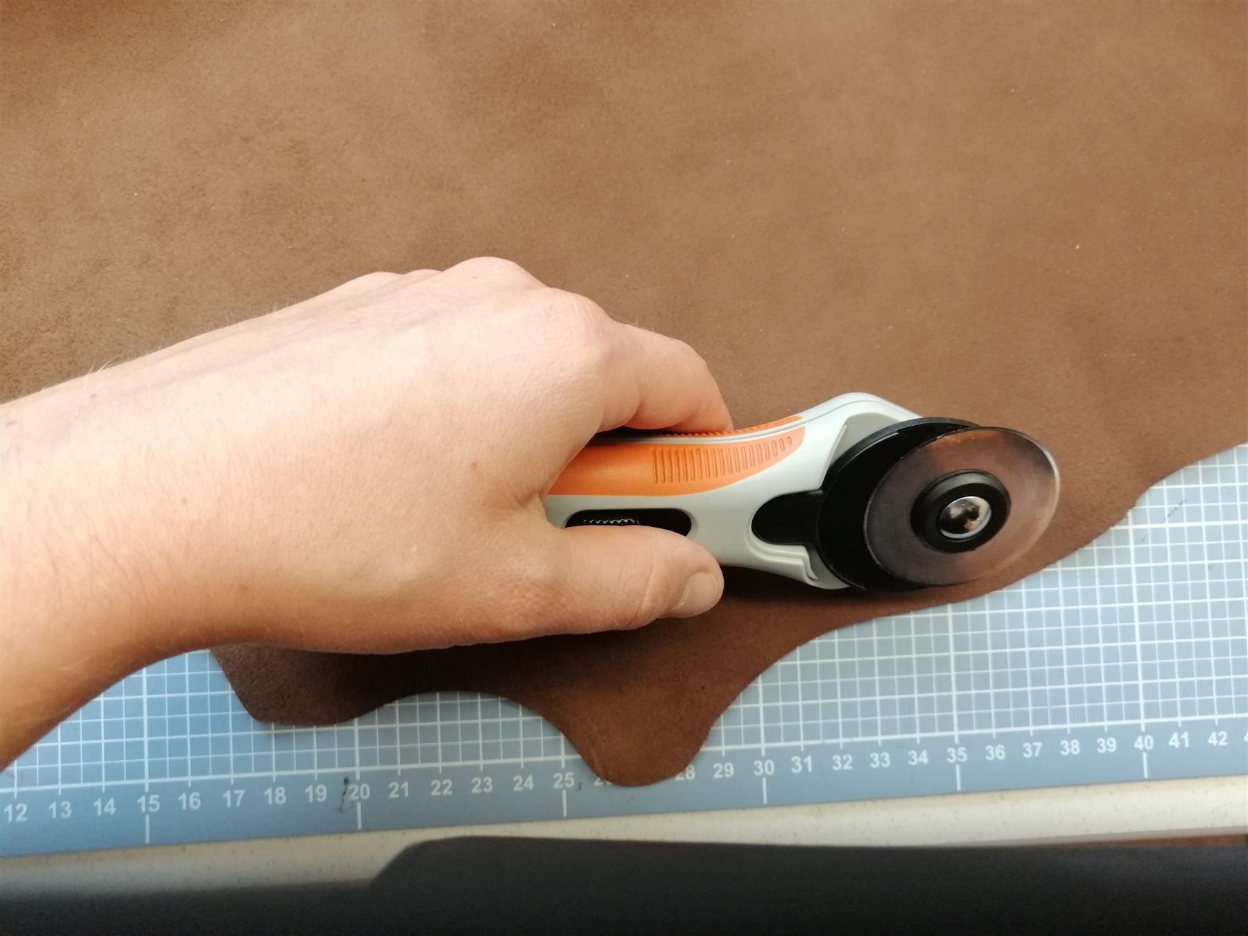 Tutti gli attrezzi: Rollschneider gross 45mm inkl. 6 Klingen – Nuovo e nell'imballaggio originale da Winterthur venduto da LederSchneiderei 5