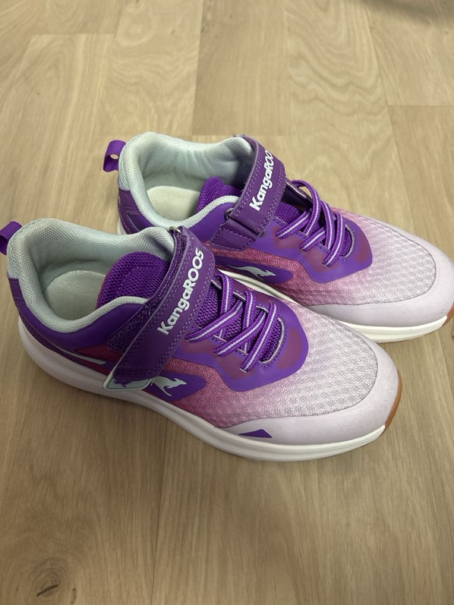 Dosenbach Scarpe per ragazze: Hallenschuhe kangaroos Grösse 36 – Usato da Fischbach- Göslikon venduto da Rommel
