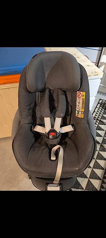 Seggiolini per auto: Maxi-Cosi mit Isofixbasis – Usato da Kloten venduto da Hougi