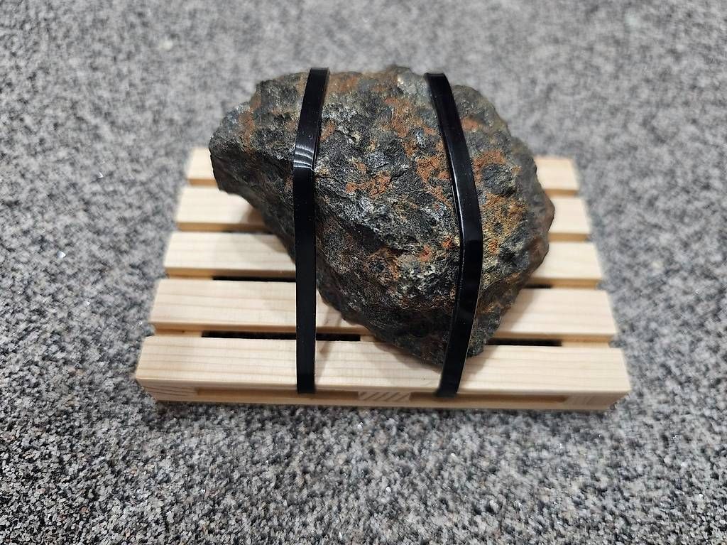 Minerali & Pietre curative: Holz Palette mit Findling Lavastein – Nuovo (secondo la descrizione) da Rheinau venduto da Fleisch007