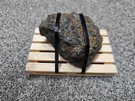 Holz Palette mit Findling Lavastein