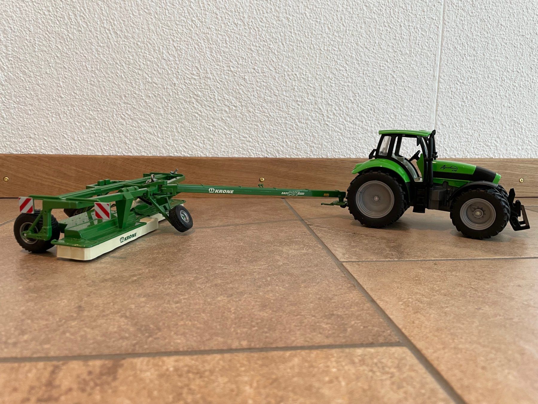 Deutz Trattori: SIKU Deutz Agrotron 210 mit Krone Mähwerk – Nuovo e nell'imballaggio originale da Kreuzlingen venduto da Stefan1150 2