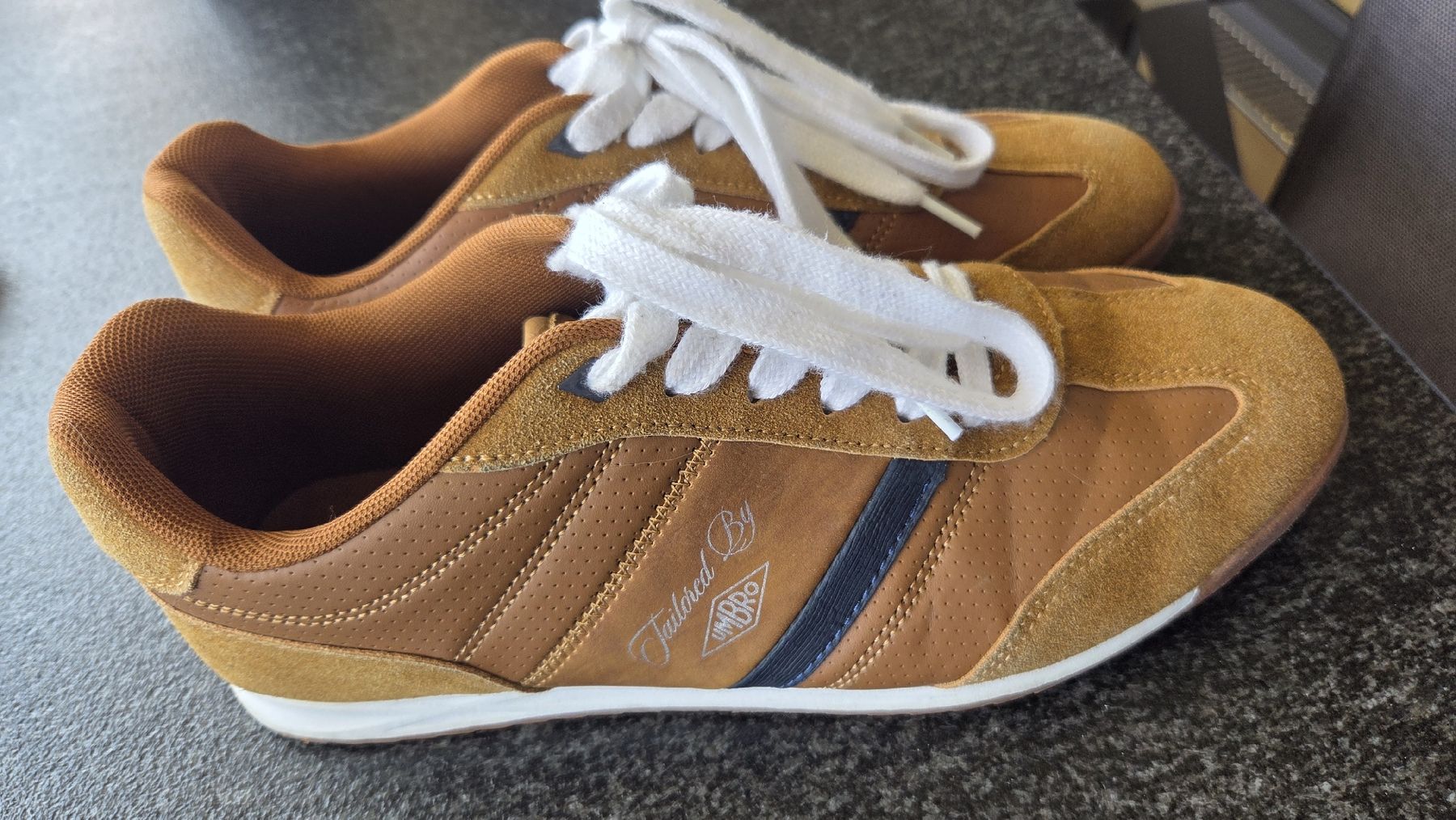 Scarpe da uomo: UMBRO sneakers  – Usato da Le Pâquier-Montbarry venduto da Gruyere77