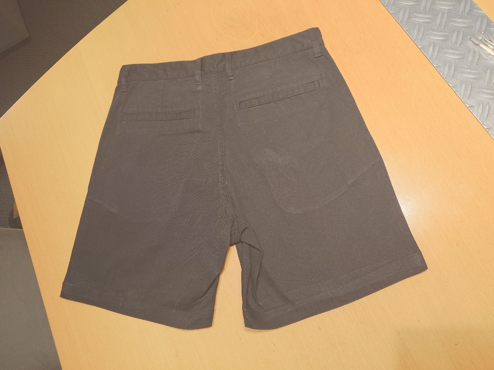 Pantaloni: kurze, schwarze Hosen. Gr 175 – Usato da Kirchberg BE venduto da Myford 2