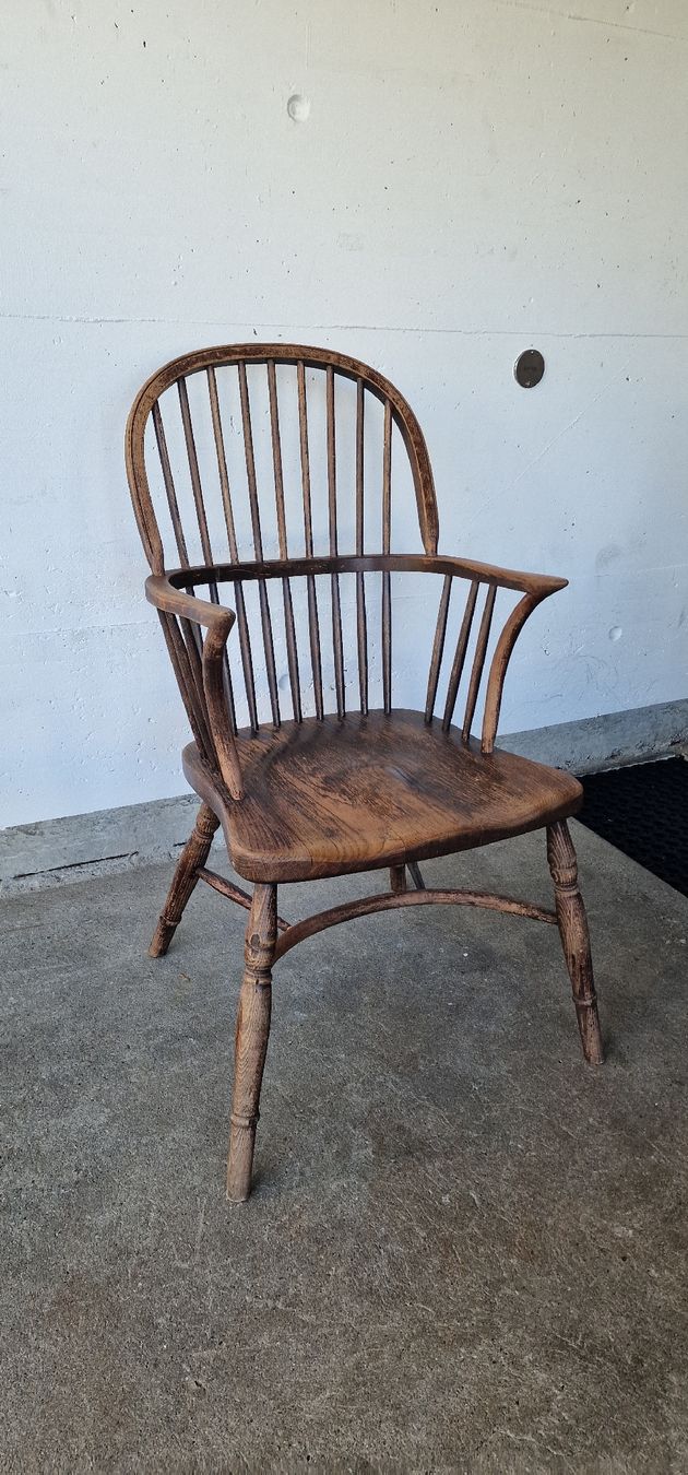 Chaises: Hoop Back Windsor Armlehnstuhl  – D'occasion à Pfäffikon SZ par Brocki-21