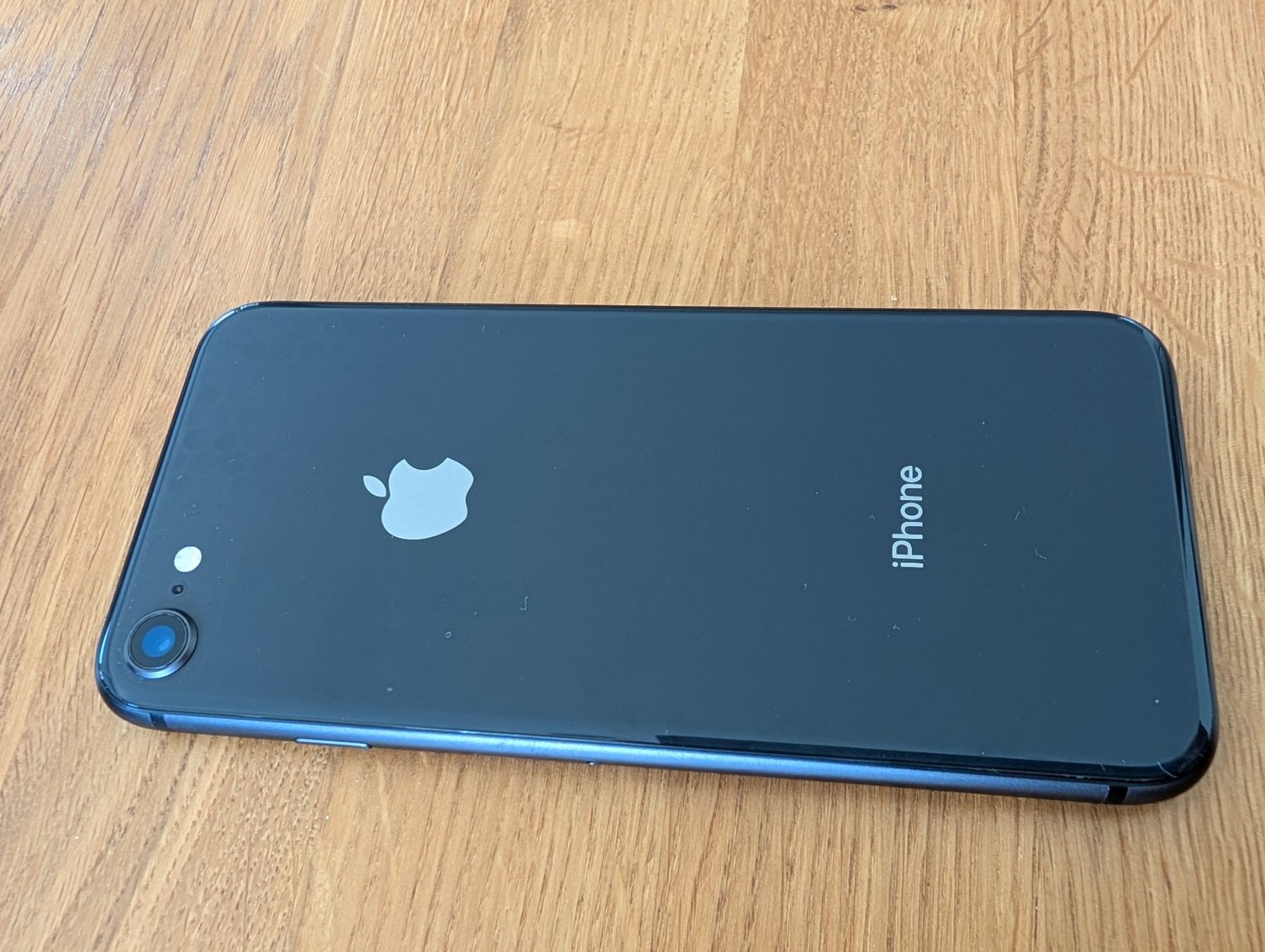 Apple Telefoni cellulari / Smartphones: iPhone 8 schwarz 64GB Space Gray – Usato da Lenzburg venduto da igor.b 1