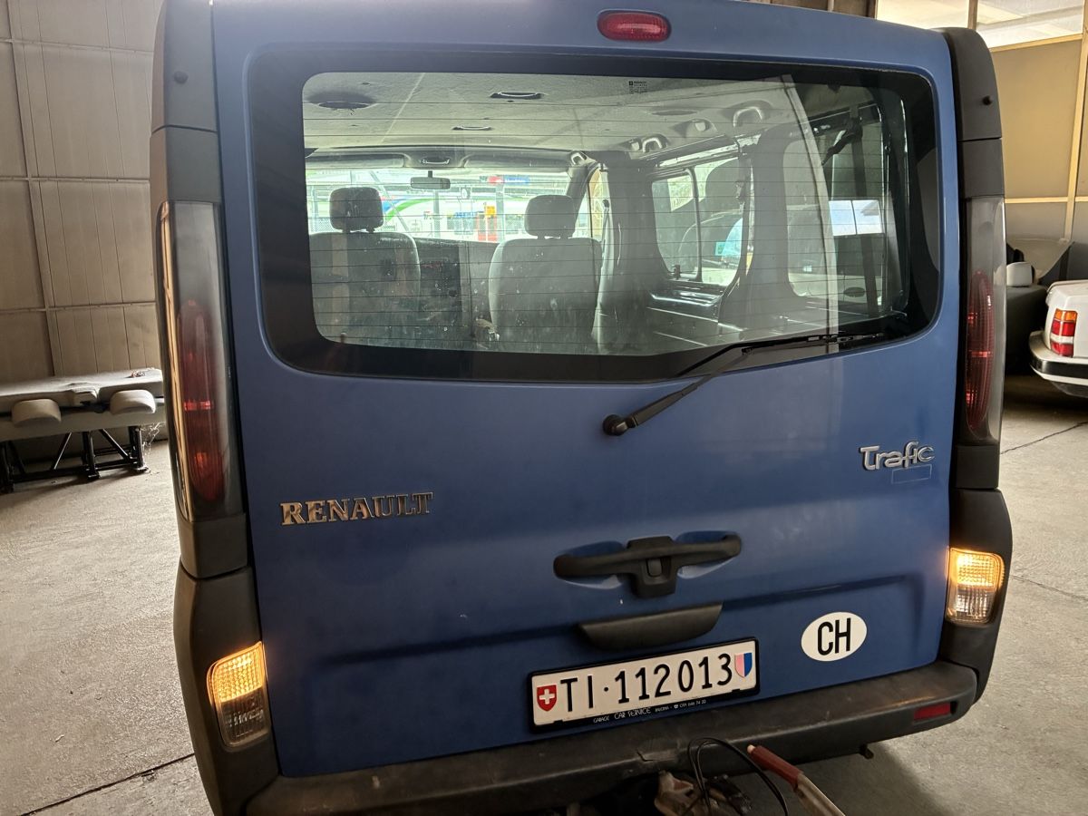 Renault Automobili: Furgone Renault Trafic 9 posti collaudato + gancio traino – Usato da Besazio venduto da mma_6q9d 1