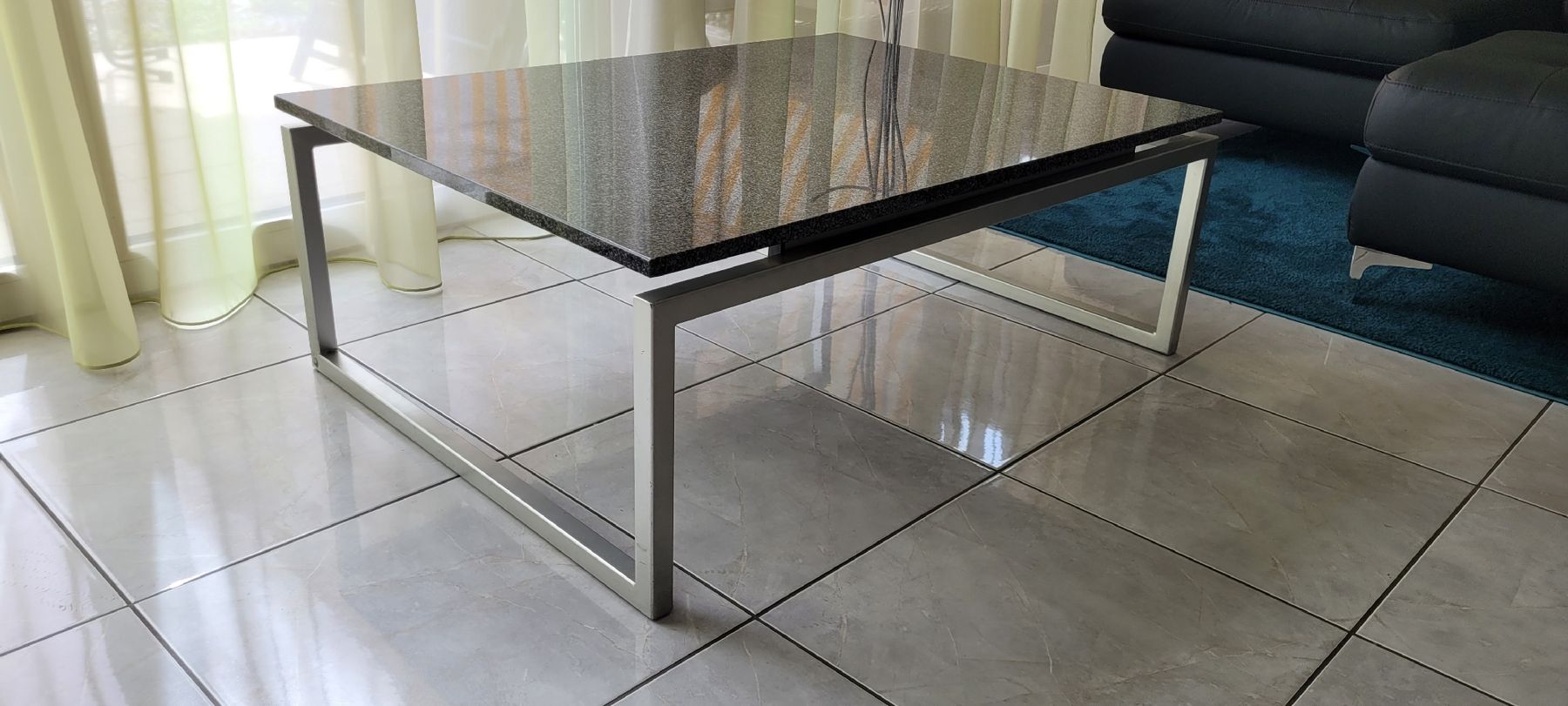 Tavoli: Schöner Couchtisch, Granitplatte, Metallgestell. – Usato da Kreuzlingen venduto da Knecht3