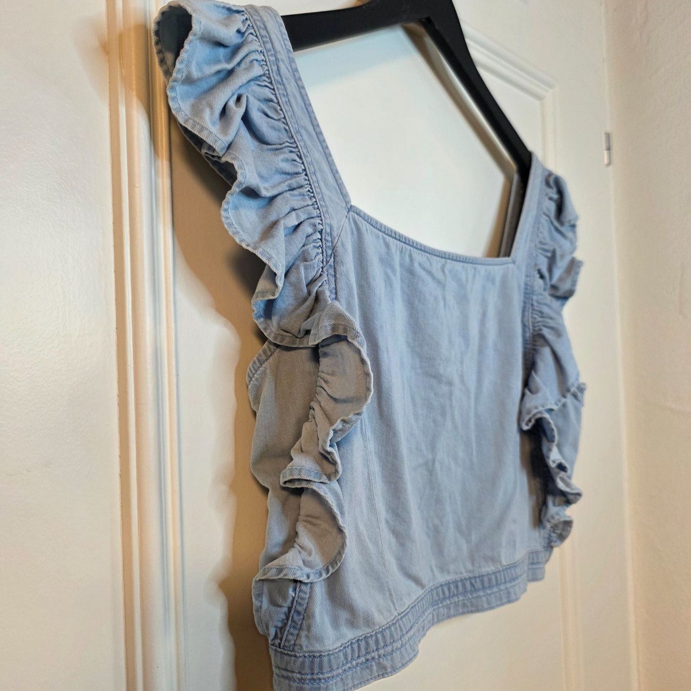 Na-kd Top: NA-KD Top 38/40 hellblau Denim Rüschen – Usato da Wald ZH venduto da CapLux 9