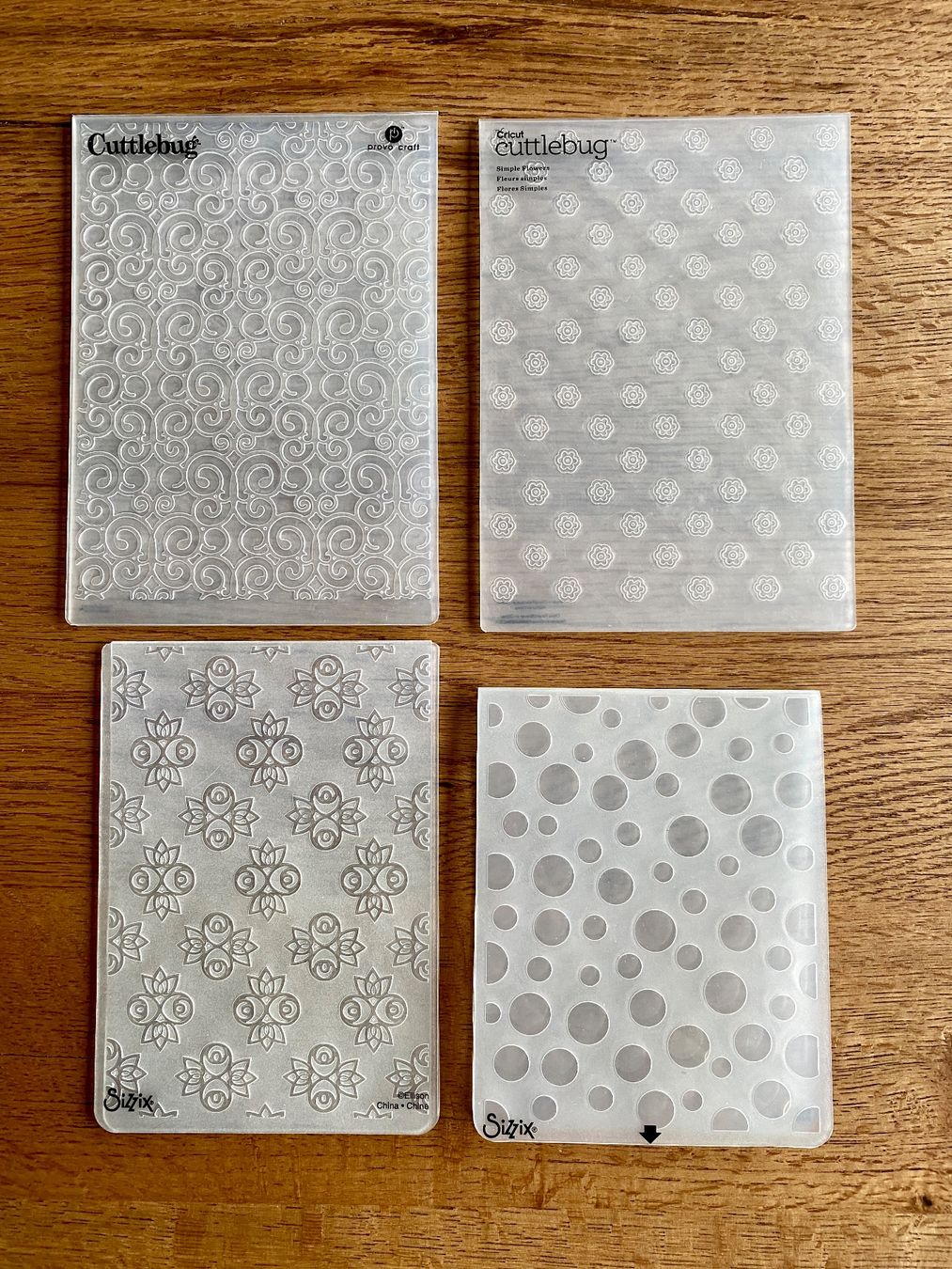 Schablonen: 4 Sizzix & Cuttlebug Embossing Folders Different Sizes – Gebraucht aus Dietlikon von Kitaa