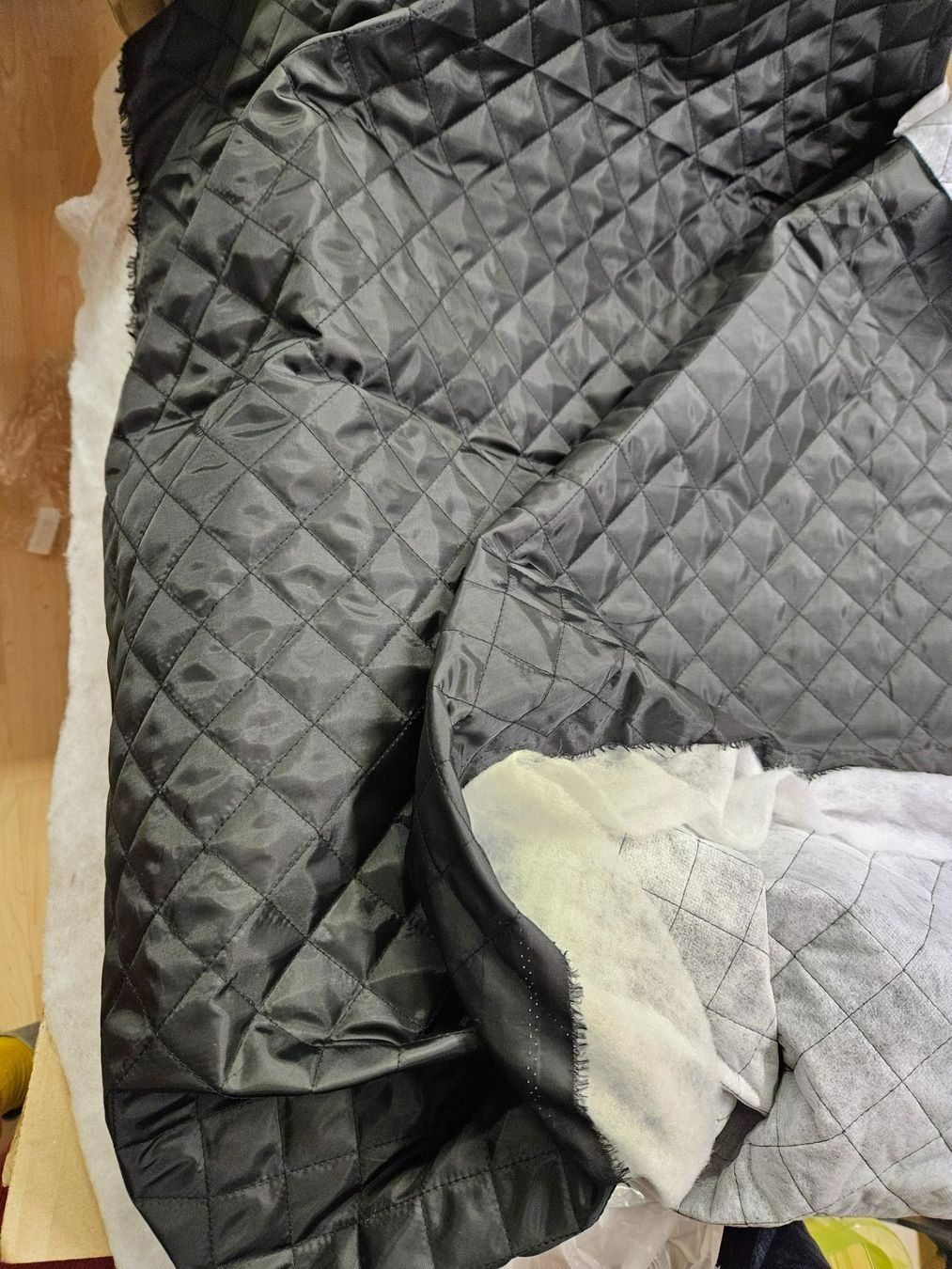 Tessuti: Steppstoff wattiert schwarz – Nuovo e nell'imballaggio originale da Seewen SZ venduto da Ingenbohl 1