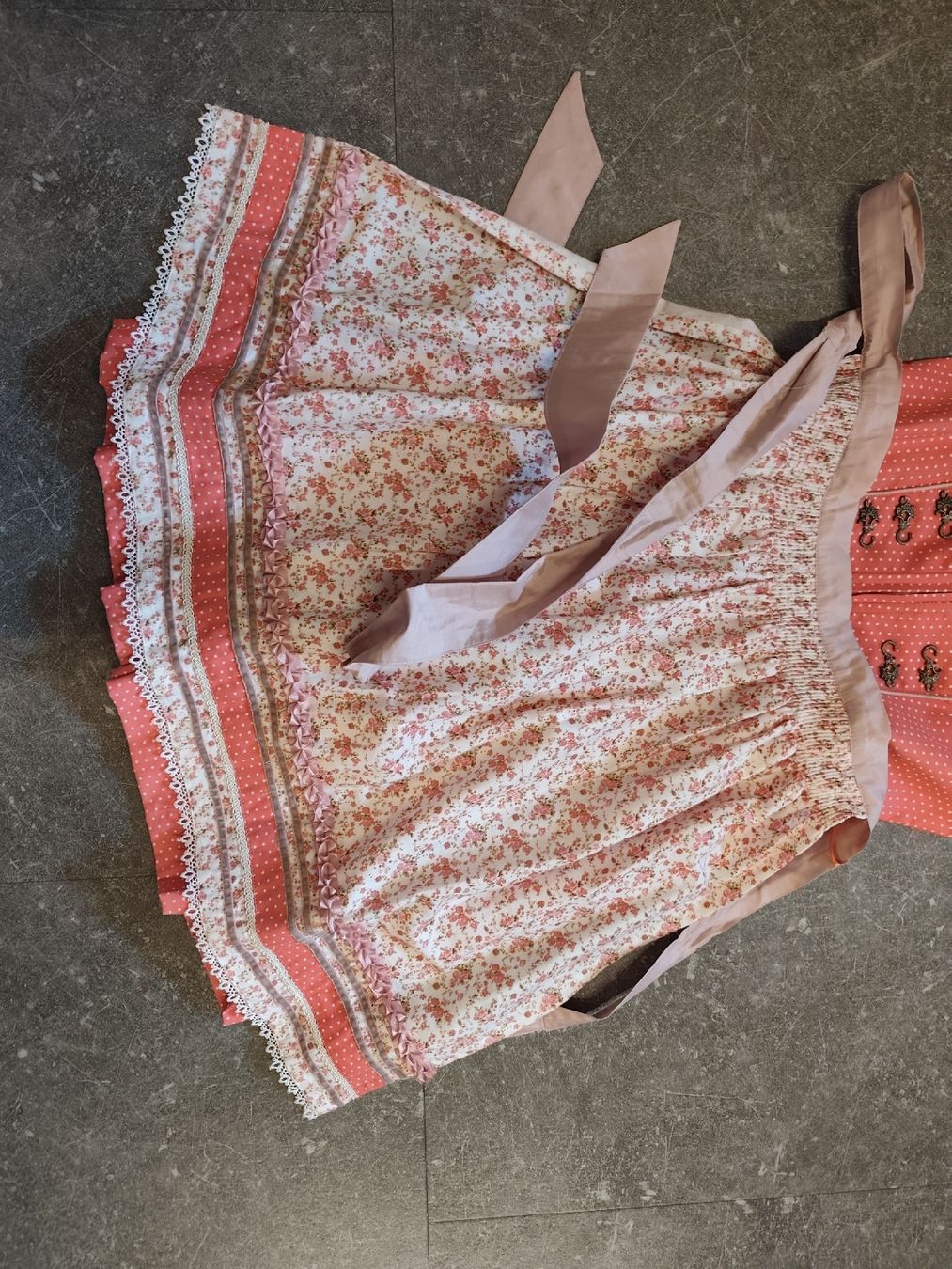 Kostüme: Dirndl Fabrikneu 40 mit Bluse Tracht – Neu und originalverpackt aus Meinisberg von Destiny1972 1
